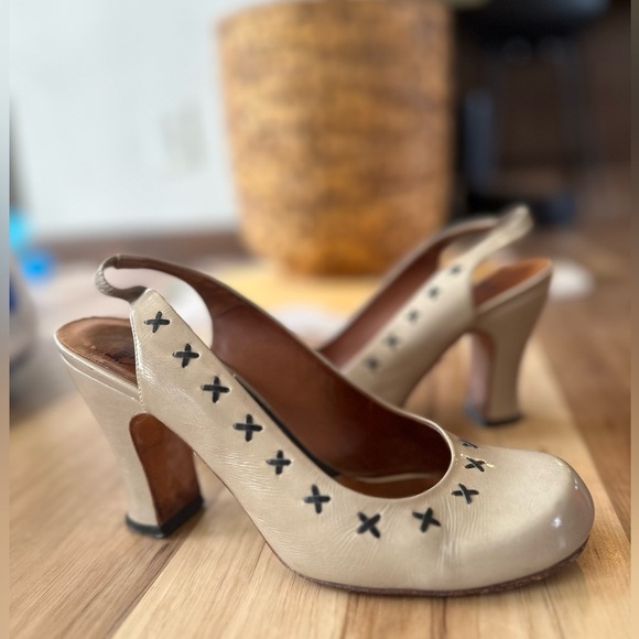 John Fluevog Cream Heels with Black Accents - Picture 4 of 10